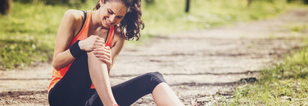 Nainen karsii akillisesta nainen karsii akillisesta polvikivusta lenkkeillessa